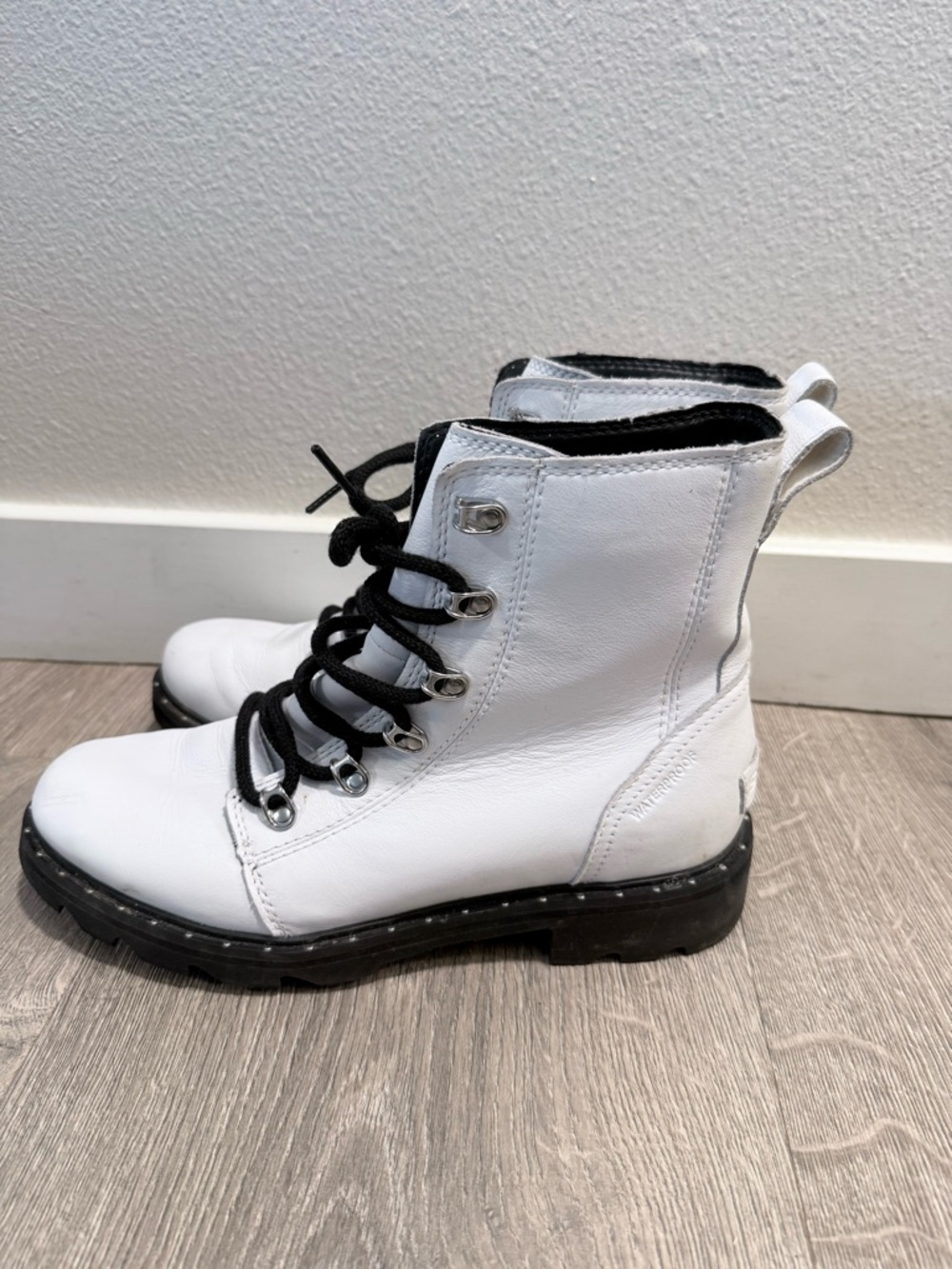 Sorel Leather White Lace-Up Combat Boots with Black Laces
